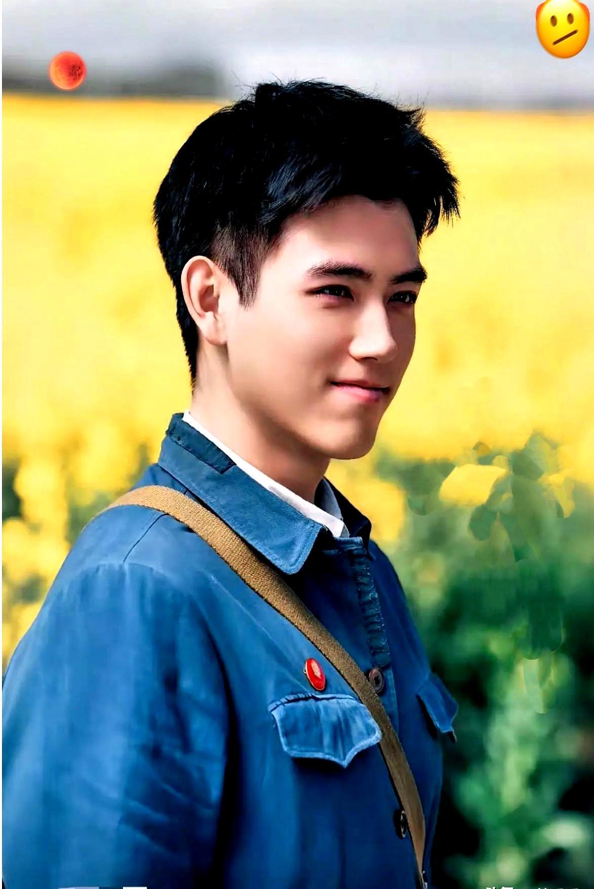 撕下流量遮羞布，陈飞宇只用了一件旧工装。年代剧《纯真年代的爱情》拒绝滤镜。