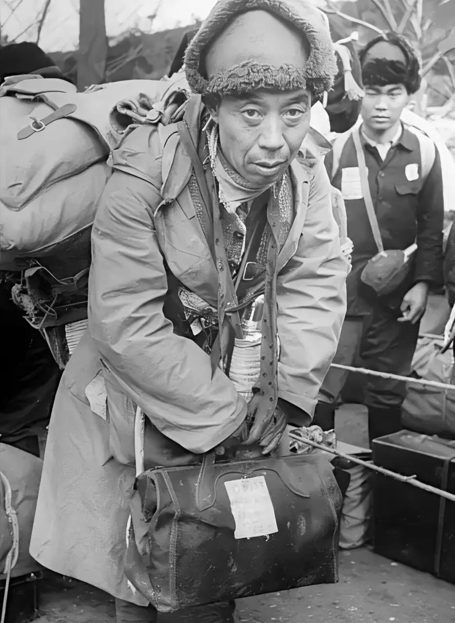 图中是从西伯利亚被遣送回国的日本战俘。看看这些当年作恶多端、穷凶极恶的日本鬼子，