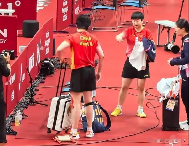 莎莎：任姐你去帮他拿东西吧！也就他俩会照顾对方了。混双比赛结束后，任姐走过来站在