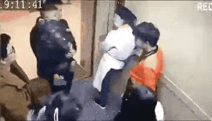 网络上看到一段视频，一男子在电梯里吸烟被一名抱小孩的男子制止，结果抽烟男子不听劝