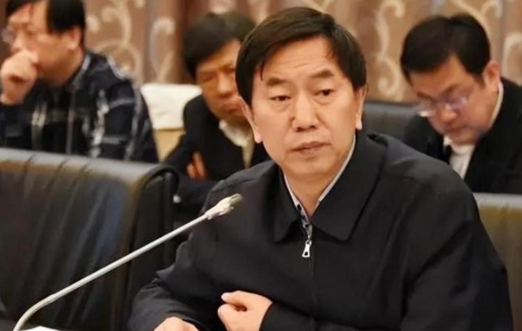 2000年，山西灵石县县长耿彦波，因工作调任要离开灵石，当地老百姓得知，欢呼雀跃