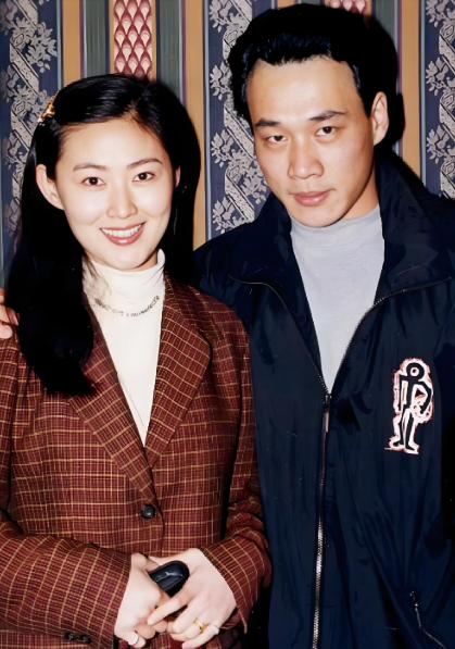 1998年，“武松”的扮演者丁海峰，爱上了“潘金莲”的扮演者王思懿，于是，丁海峰