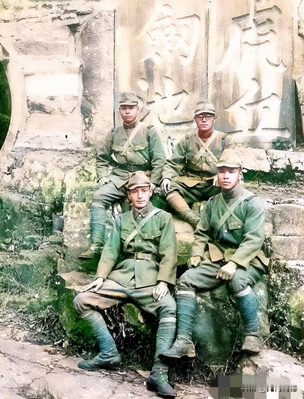 日本鬼子侵略苏州的时候，这四个日本鬼子竟然在虎丘这地方照了这张照片，这真是大煞风