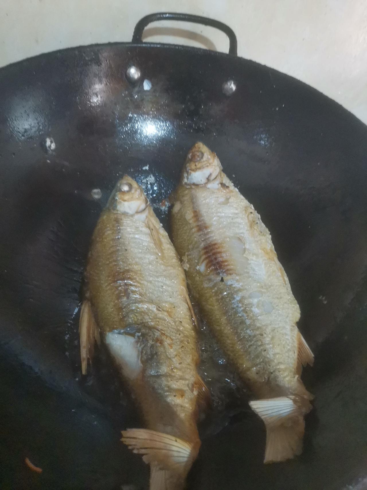 现在是上午十点零五分。我洗好了鹅，在水中浸泡。由于我妈今天忙，没时间剁鹅肉。