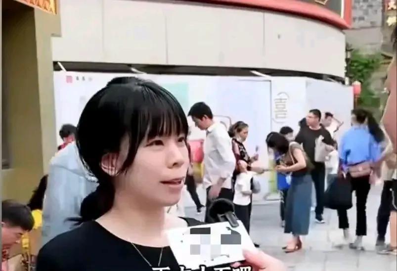 记者街头采访女生：“娶你需要多少彩礼？”女生的回答，越看越炸裂！网友：她们还没睡
