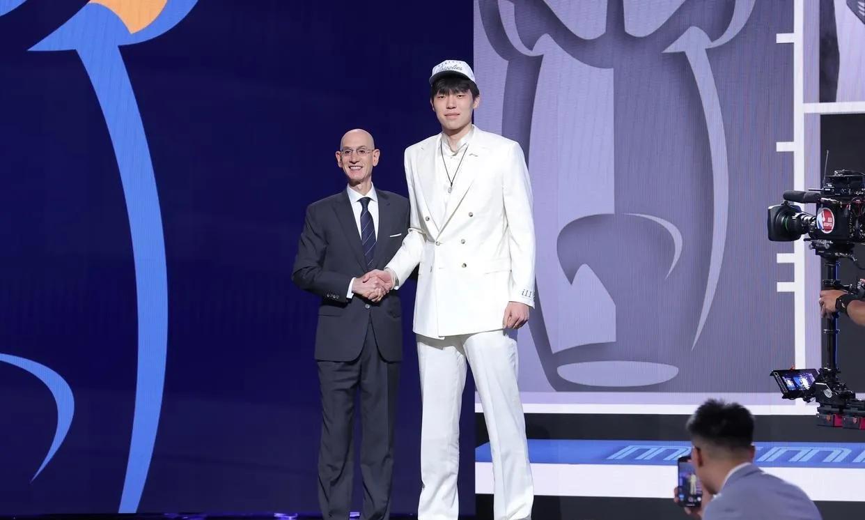 震惊！杨瀚森高顺位被选，孙群揭秘背后真相！在2025年NBA选秀大会上，杨瀚森