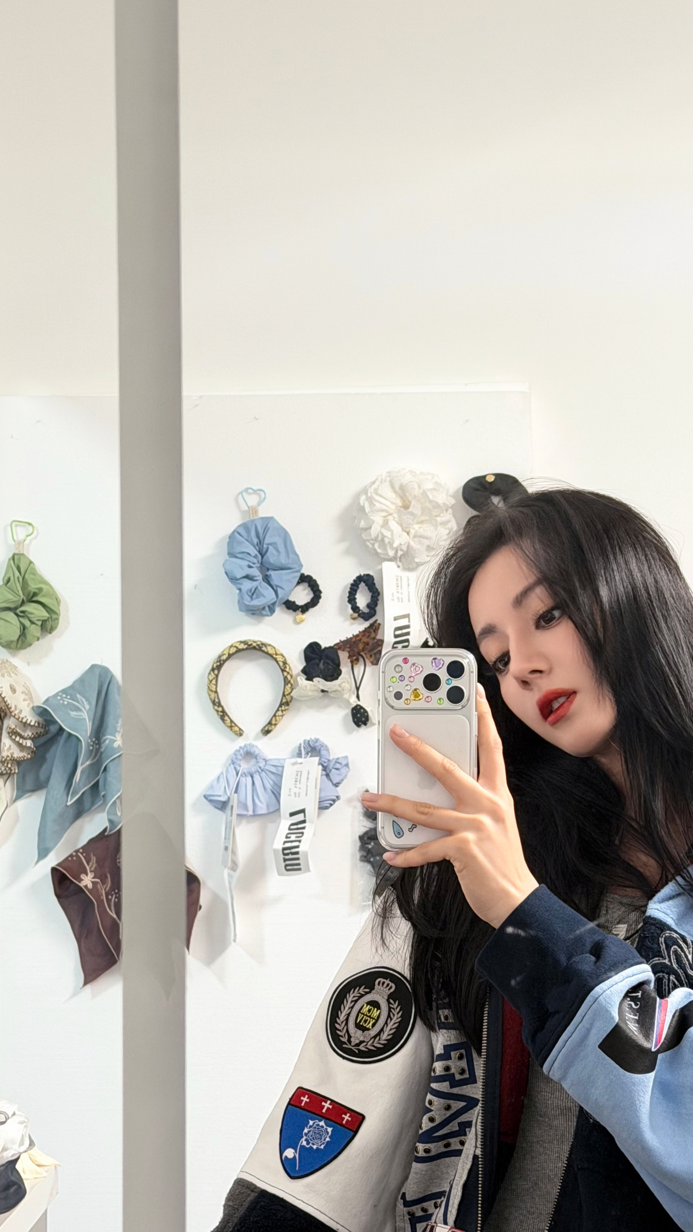 迪丽热巴从姐姐那儿顺的图来啦～祝大家2026新年快乐，万事胜意，好运“马”上来