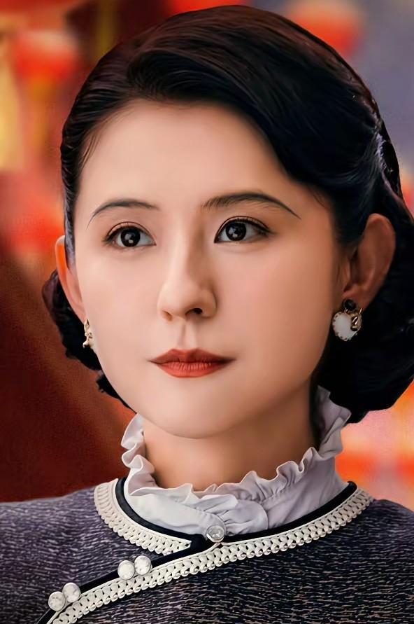 《灼灼韶华》周燕带着孩子和丈夫褚韶中来上海投奔褚韶华来了。看到褚韶华现在过得