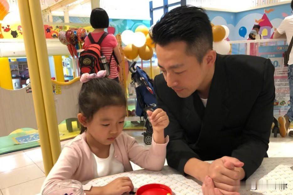外界能获知小玥儿的信息本就极少，过往所有言行全由身边大人代为转述。马筱梅也早已表