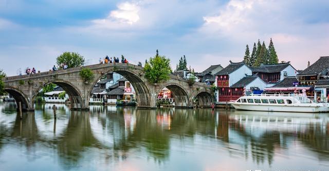 女婿的公司倒闭了，岳父岳母、小舅子都没过问一句。女婿熬过破产清算，把房子卖了还债