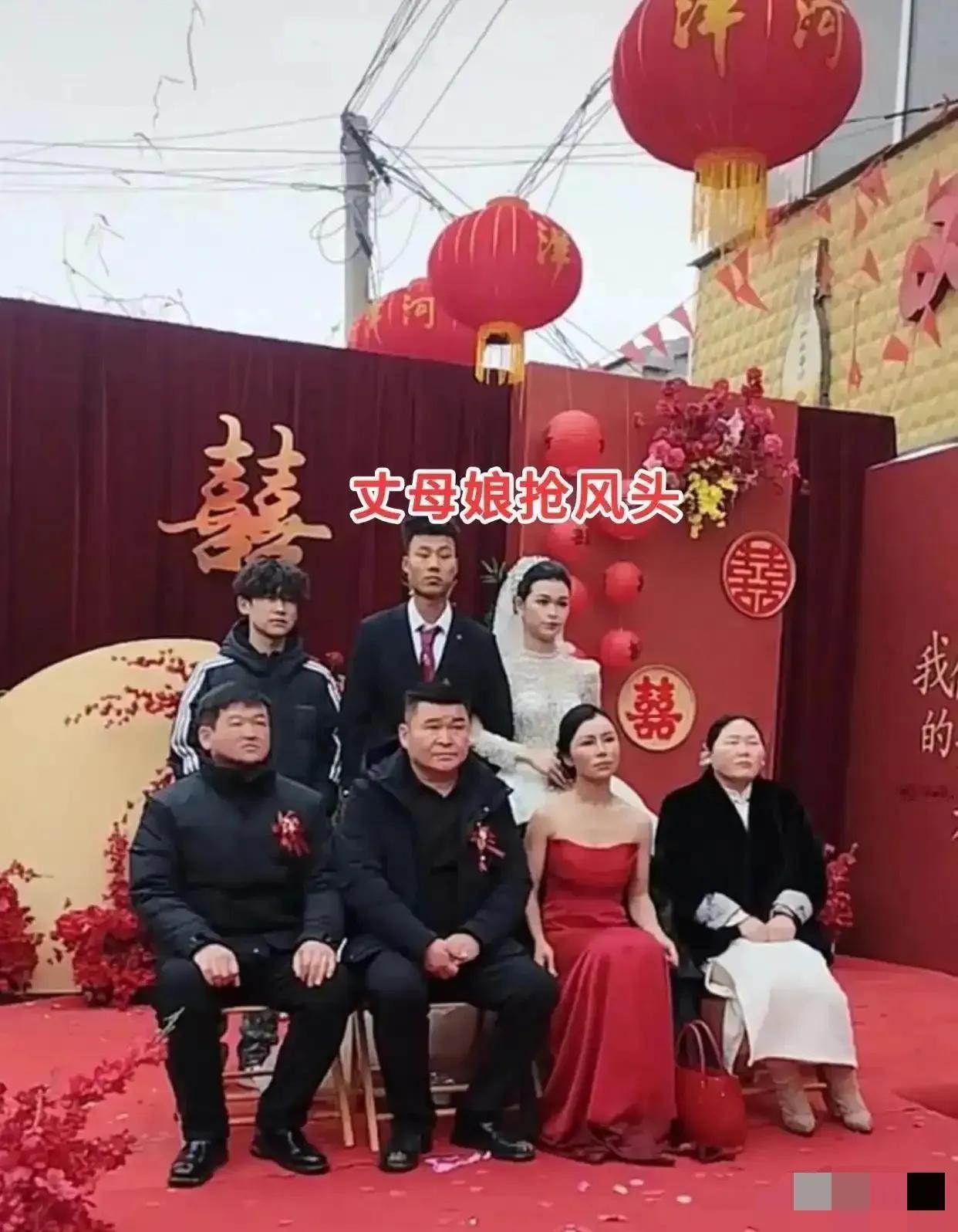河南这场三分钟婚礼视频看呆全网！丈母娘穿红抹胸站C位提空包走秀，新郎两次阻拦无果