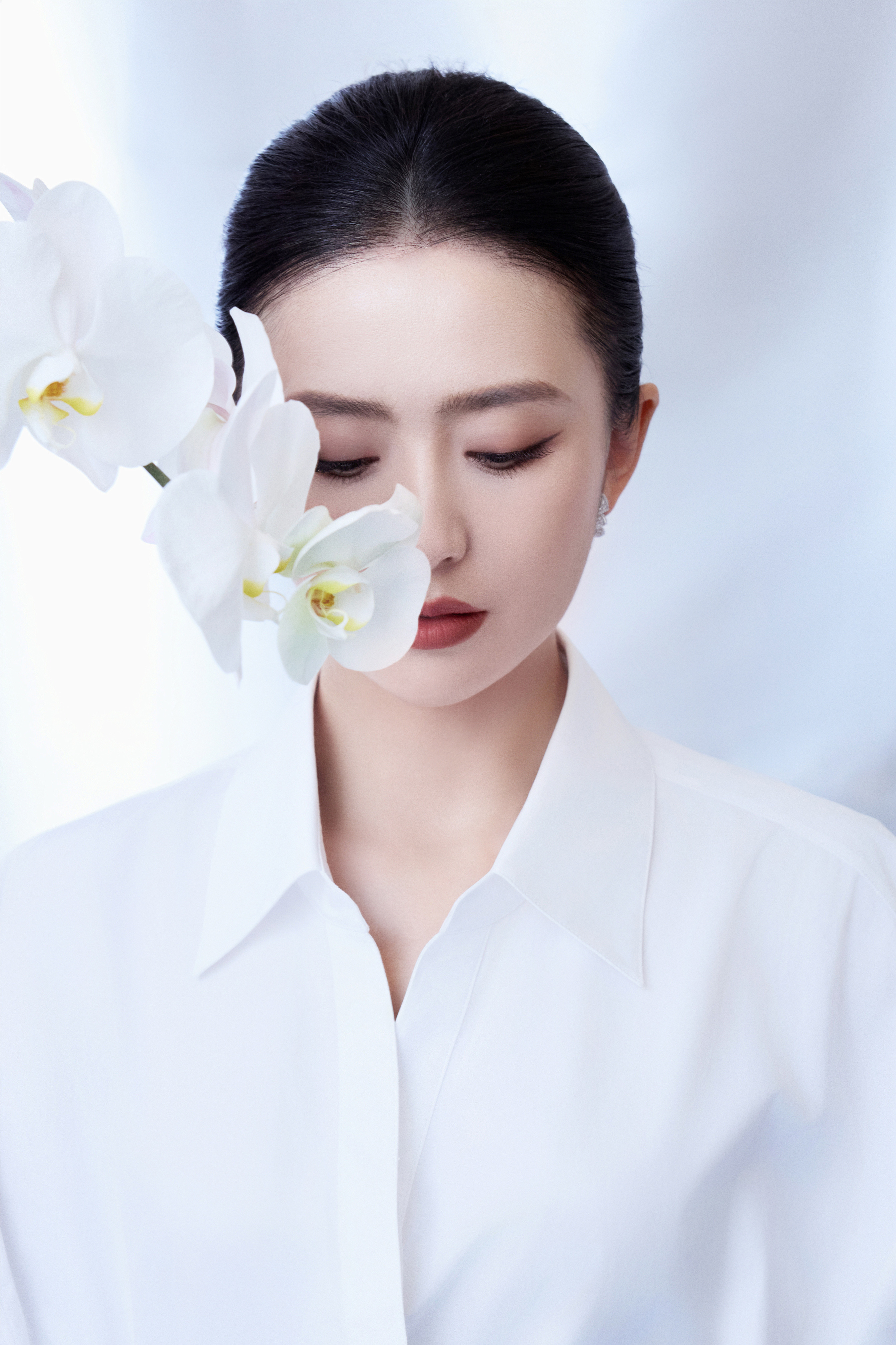 佟丽娅✨2025中国电影大数据荣誉之夜简约黑白型格，定格优雅焦点，赴光