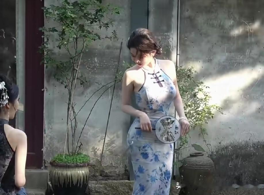 这青花瓷旗袍已是顶级！[赞]