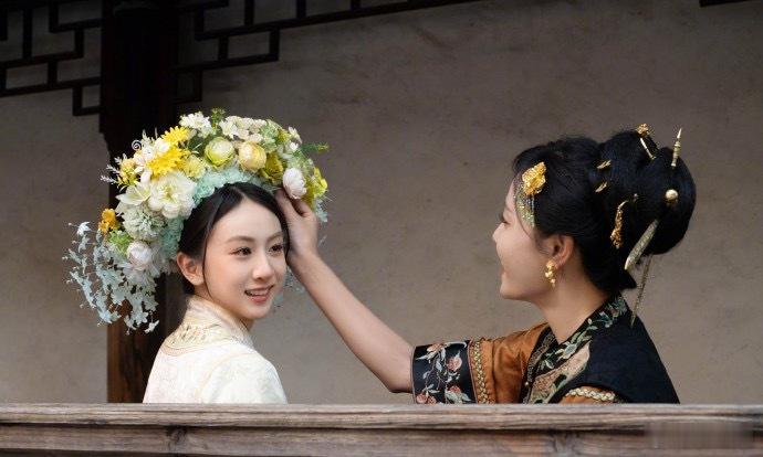 叶一茜森碟簪花照这母女俩，头上的簪花比不过两人的美丽，好像姐妹俩一样