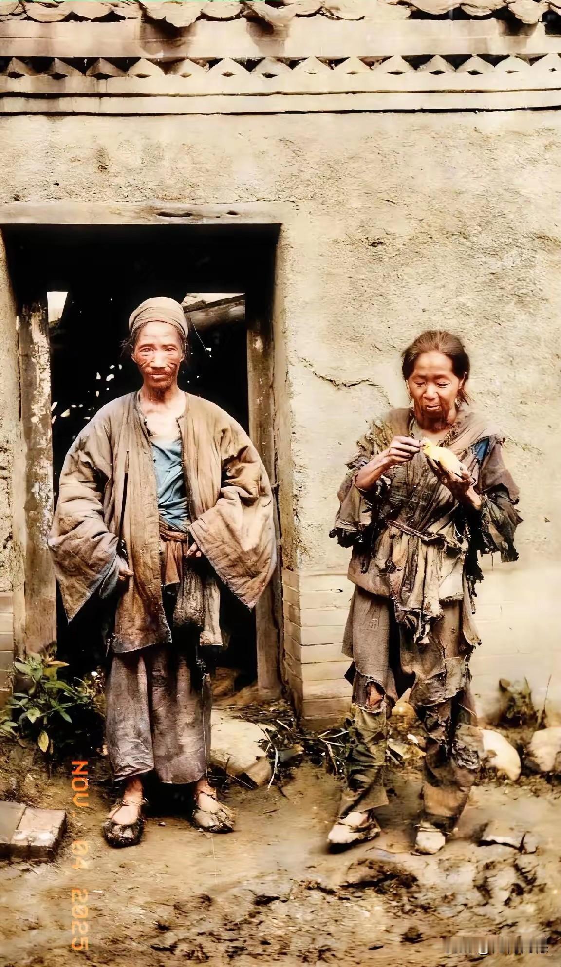 什么叫衣衫褴褛？只有看完照片中这样的穿着打扮，才真正明白衣衫褴褛的意思，也许现在