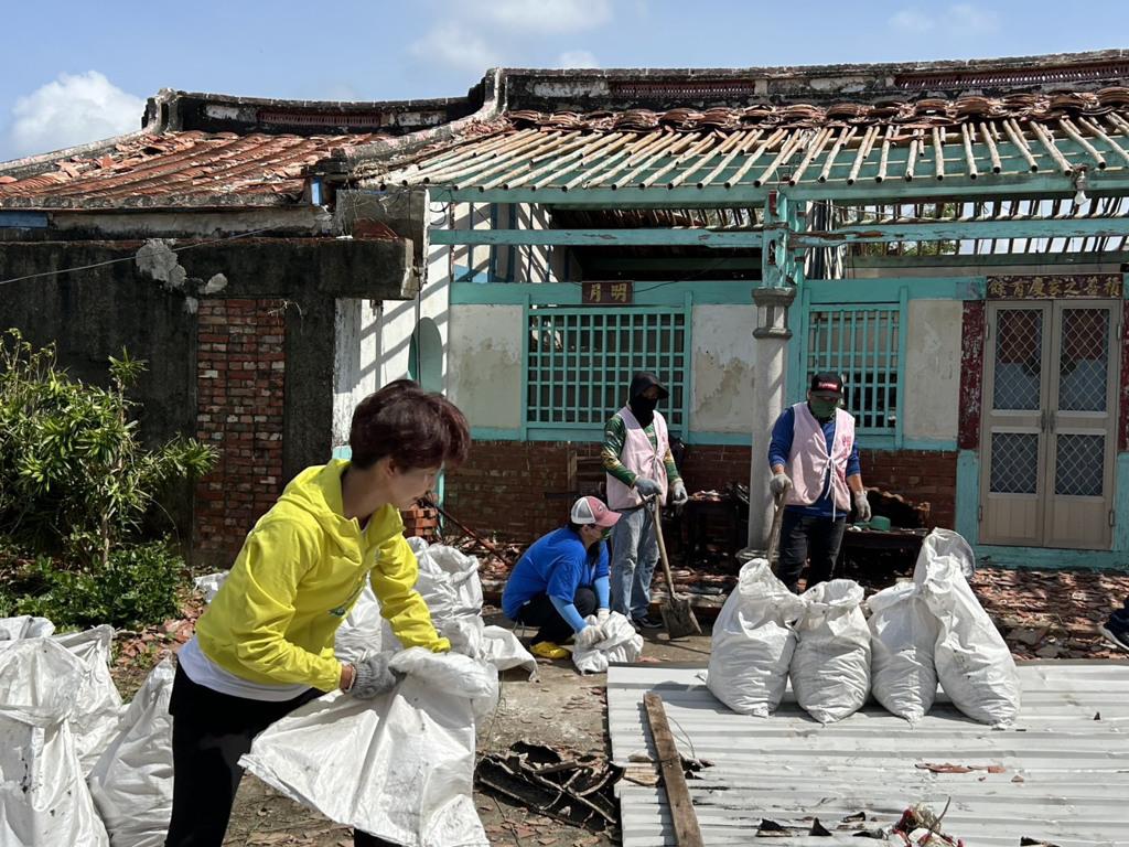 忍了很久，陈亭妃摸了赖清德的屁股，向“简单讲”发起报复。陈亭妃20日发声抨击赖当