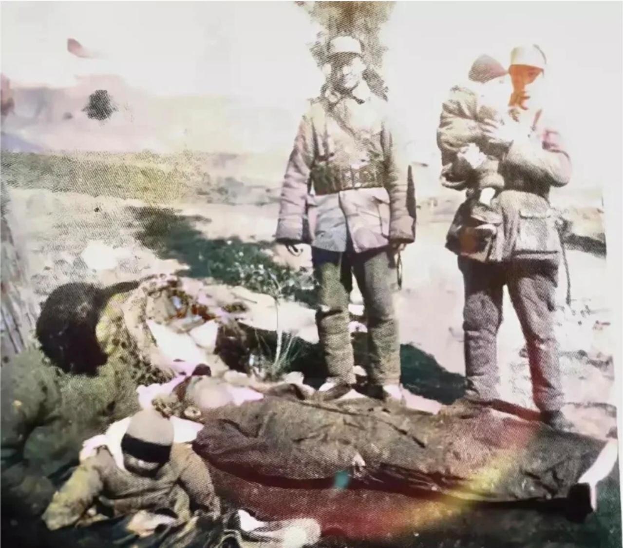 1947年的战场边，一张“全家福”定格了最痛的别离。照片中，张元寿将军遗体旁，妻