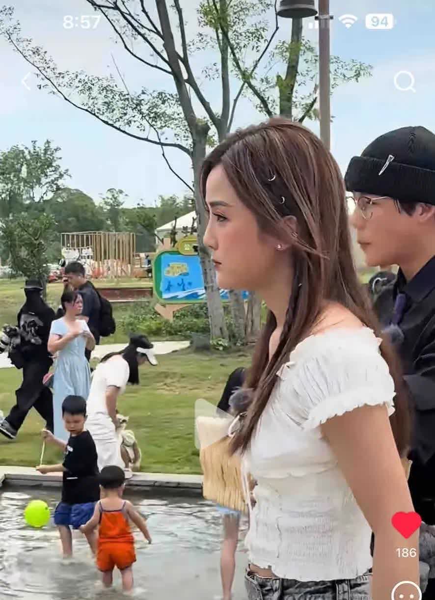 原来女明星的侧脸也这样，难怪她很少拍侧脸