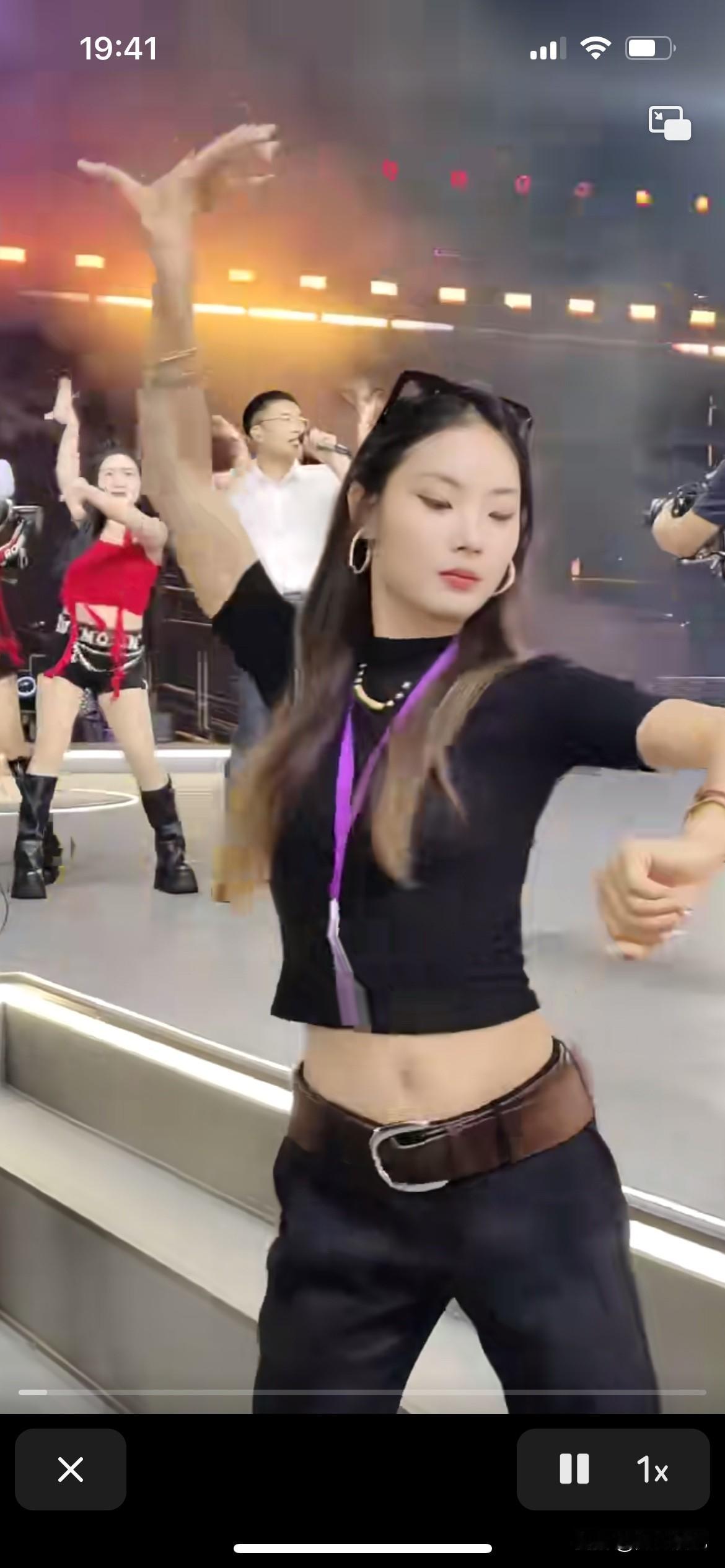 郭有才老师直播现场有个女的在这里干嘛，跳得那么好为什么不能上去舞台跳，反而在这