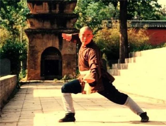 1987年，少林寺穷的揭不开锅了。也是这一年，老方丈释行正圆寂，22岁的释永