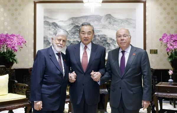 中国和巴西谈好了5月12日，外交部长王毅在北京会见巴西外长维埃拉以及总统首席特