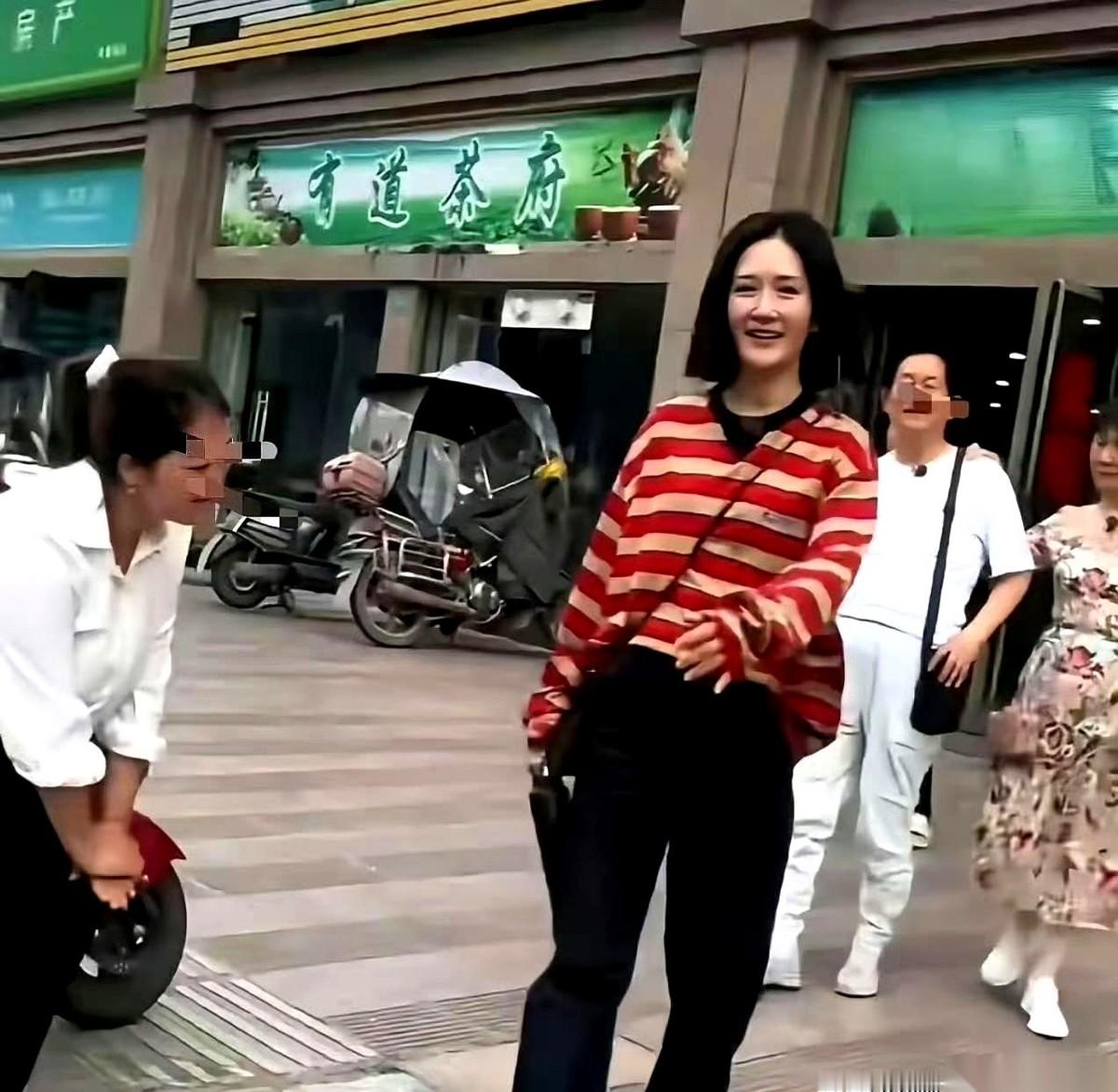 43岁的谢娜回了趟四川中江老家。舞台上光鲜亮丽的她，这次打扮得极其朴素，一点大明星的架子都没端。下完