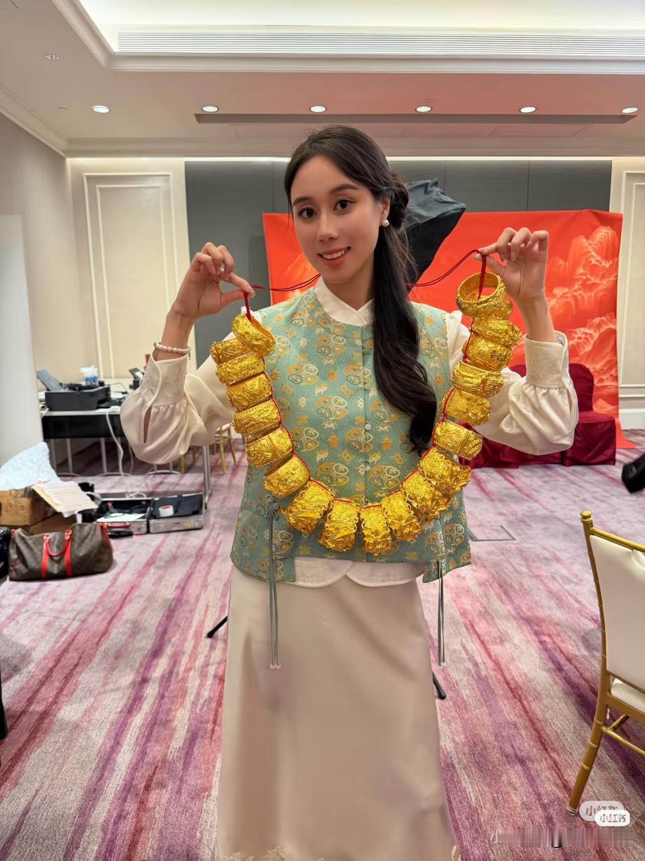 何超欣晒出(哥嫂)奚梦瑶与何猷君婚礼答谢宴大合影并表示：“9月份，最重要的事