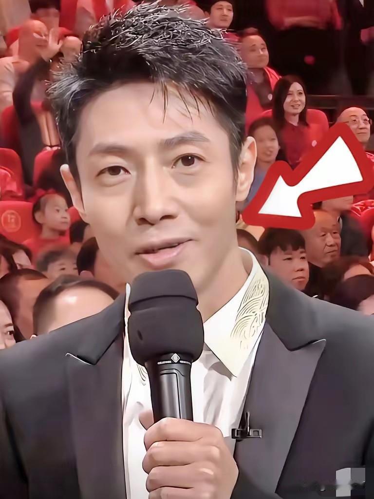 看到五一表彰名单，我直接原地愣住了。​以前挂大红花的，是下井挖煤的、抡大锤的