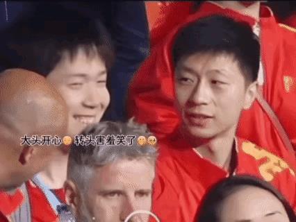 马龙情商很高，会提供情绪价值。开始王楚钦不高兴，龙队用很宠的的眼神，看着