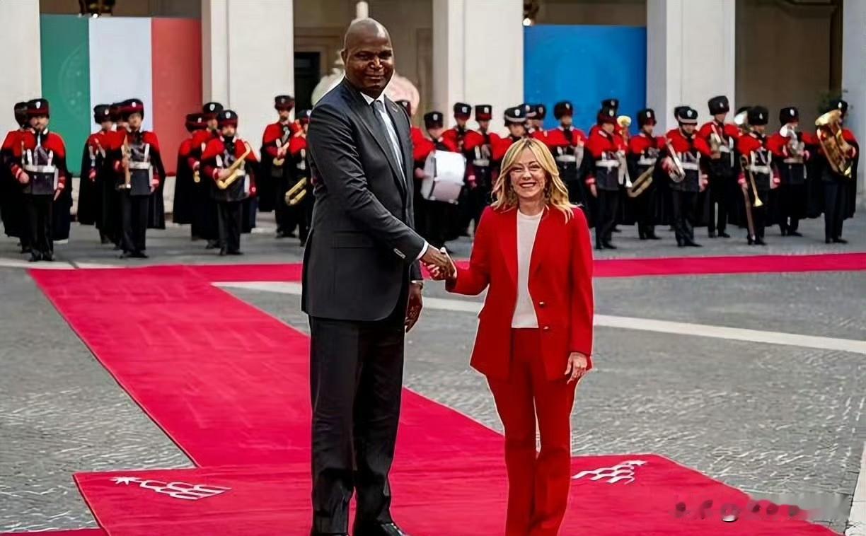 莫桑比克总统访问意大利，与梅洛尼会面。两人的身高差引关注。​