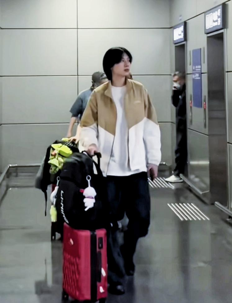 先上一张照片（图1），应该是新近的吧，陈熠这个发型，我个人觉得真挺清爽、挺好看的