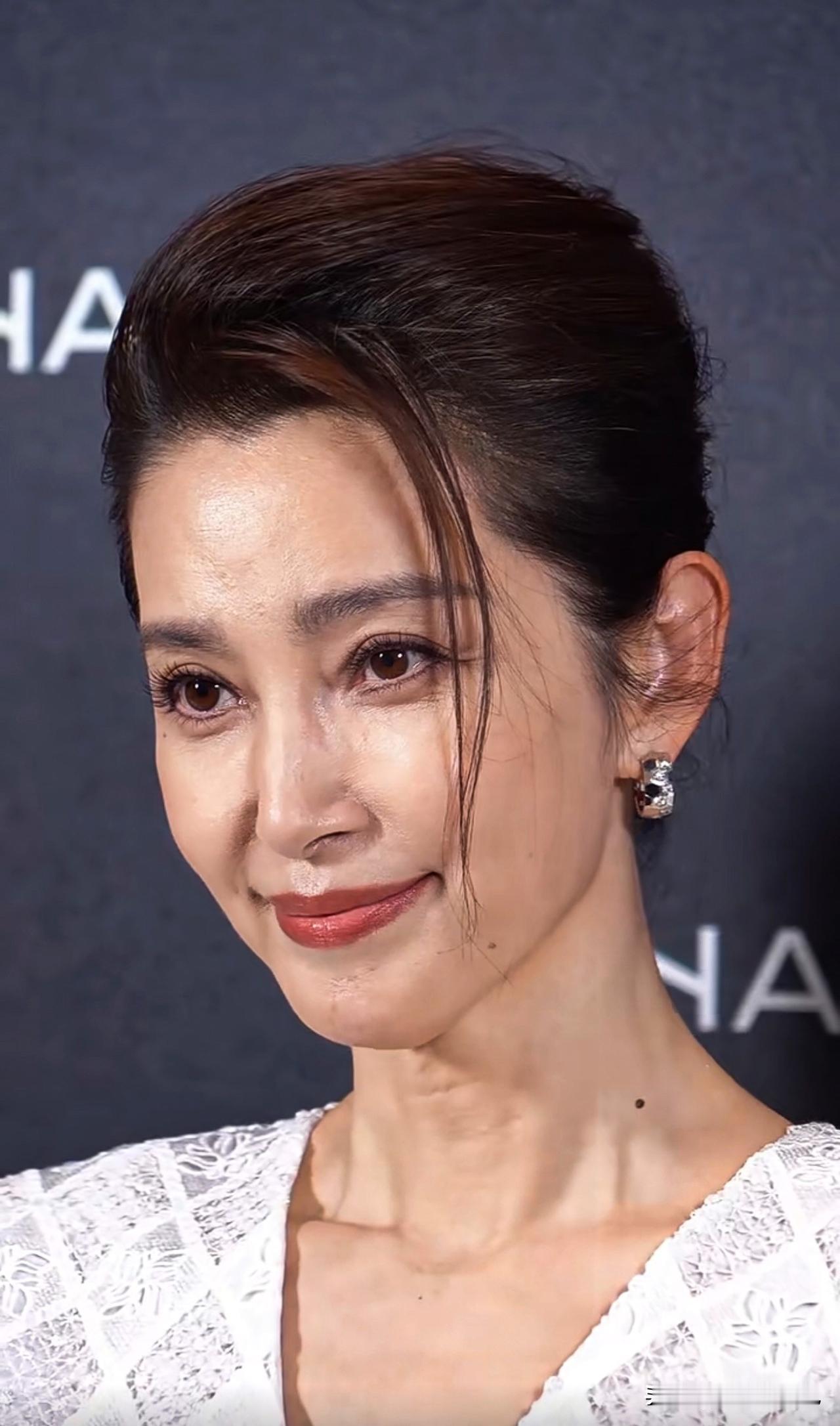 果然明星保养得好，50多岁看着像30岁左右。