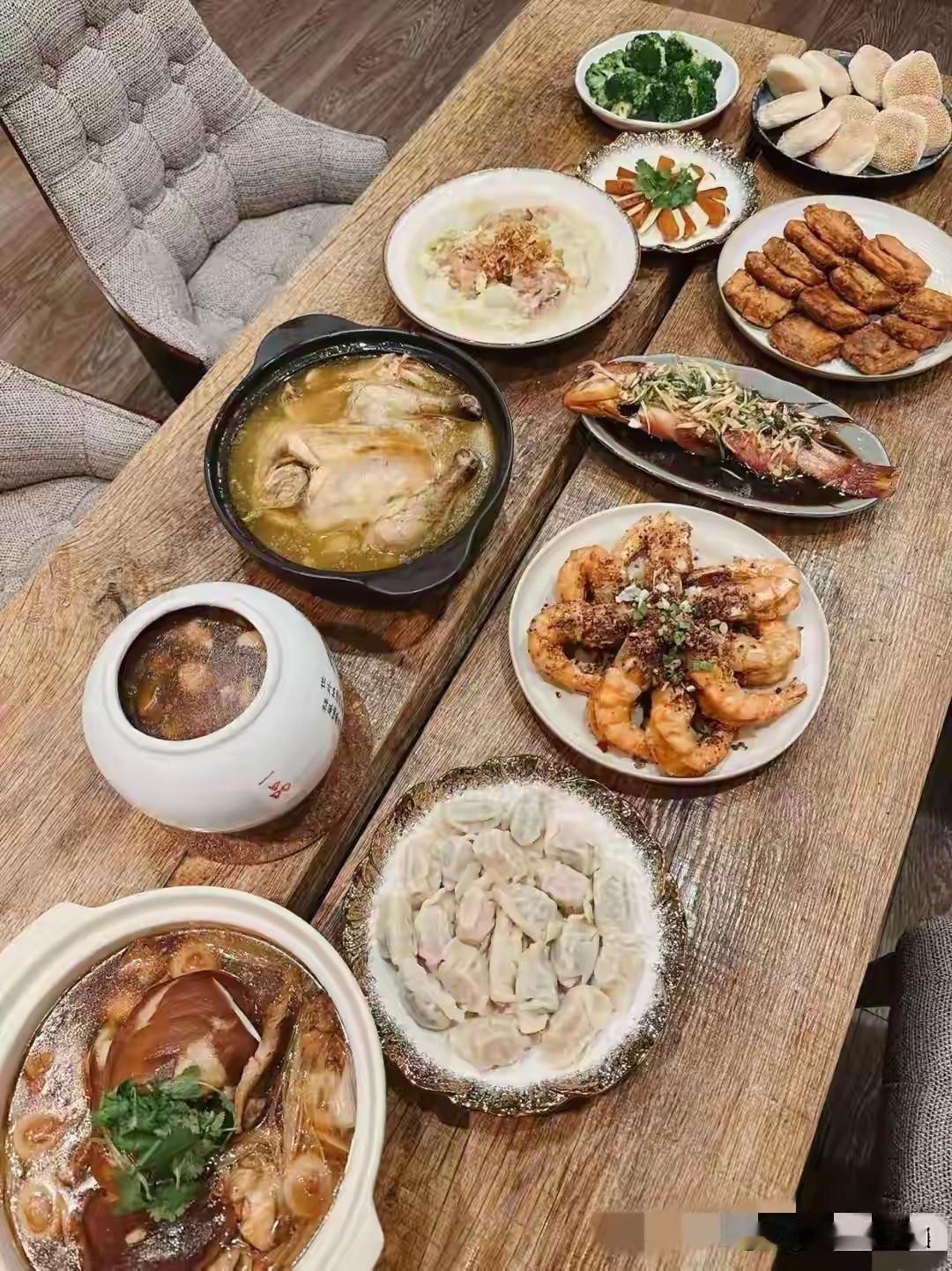 汪小菲今年带着一家人在台湾过春节，在直播中，向大家介绍桌子上的菜，菜品很丰富，颜