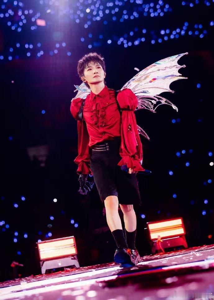 周深小福蝶上线周深演唱会cos小福蝶太绝！镭射翅膀在光影下闪着流光，科技感拉满
