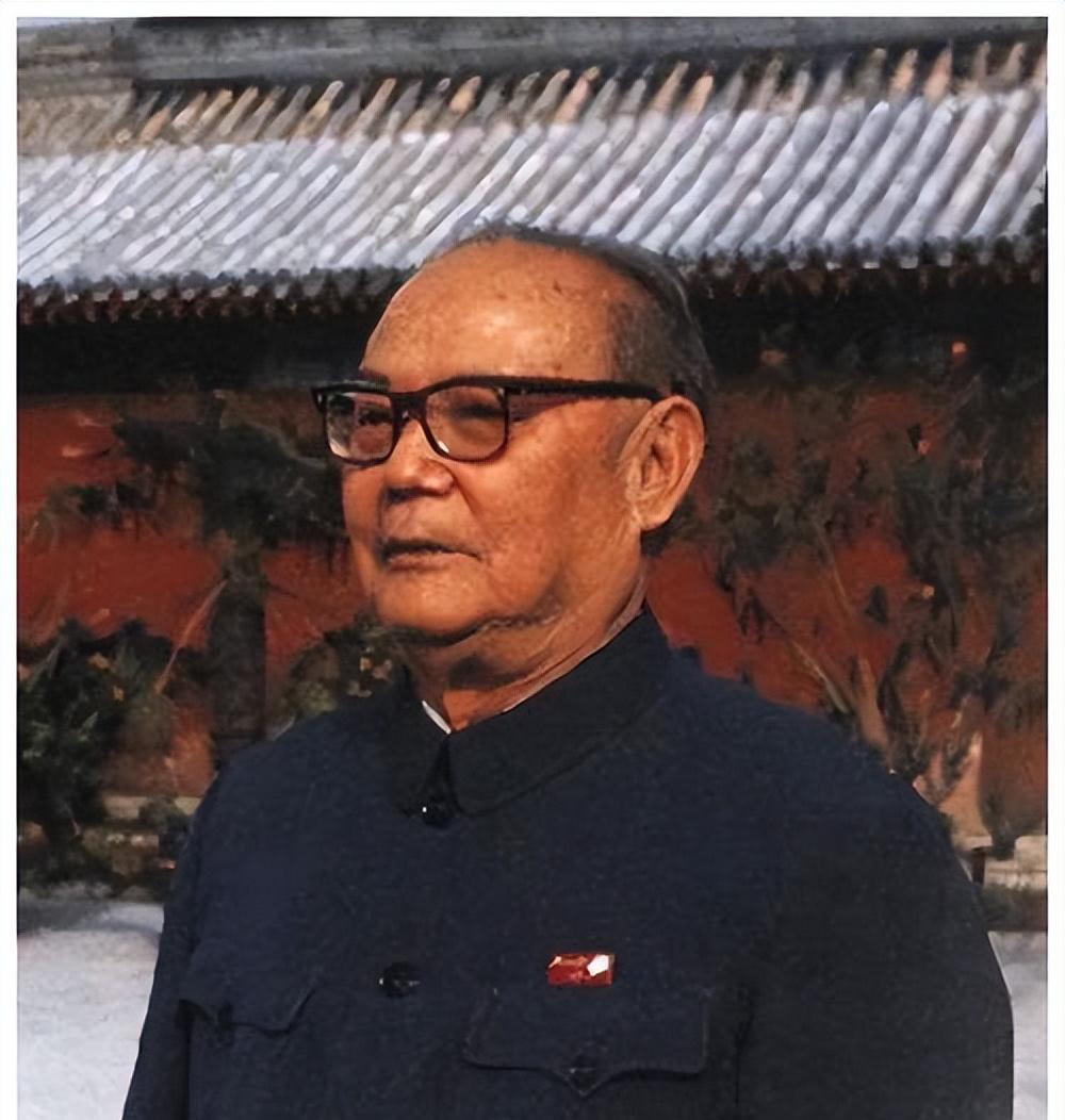 1976年10月的一天，在怀仁堂中，叶剑英叫汪东兴坐下，汪却始终不肯坐，叶帅点头