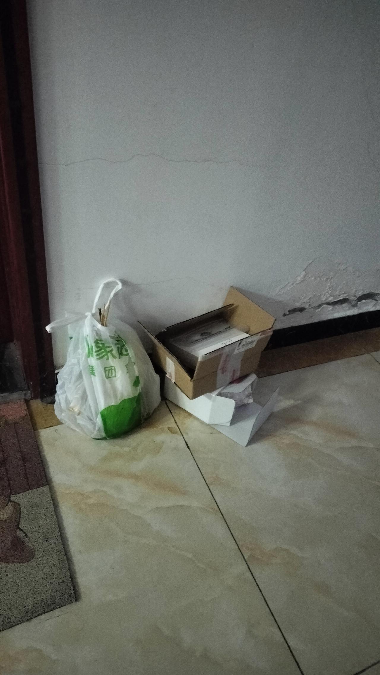 出门顺手拿了邻居拆开的小快递盒子，儿子说：‘’这是小偷行为，如果不还或者不赔给邻