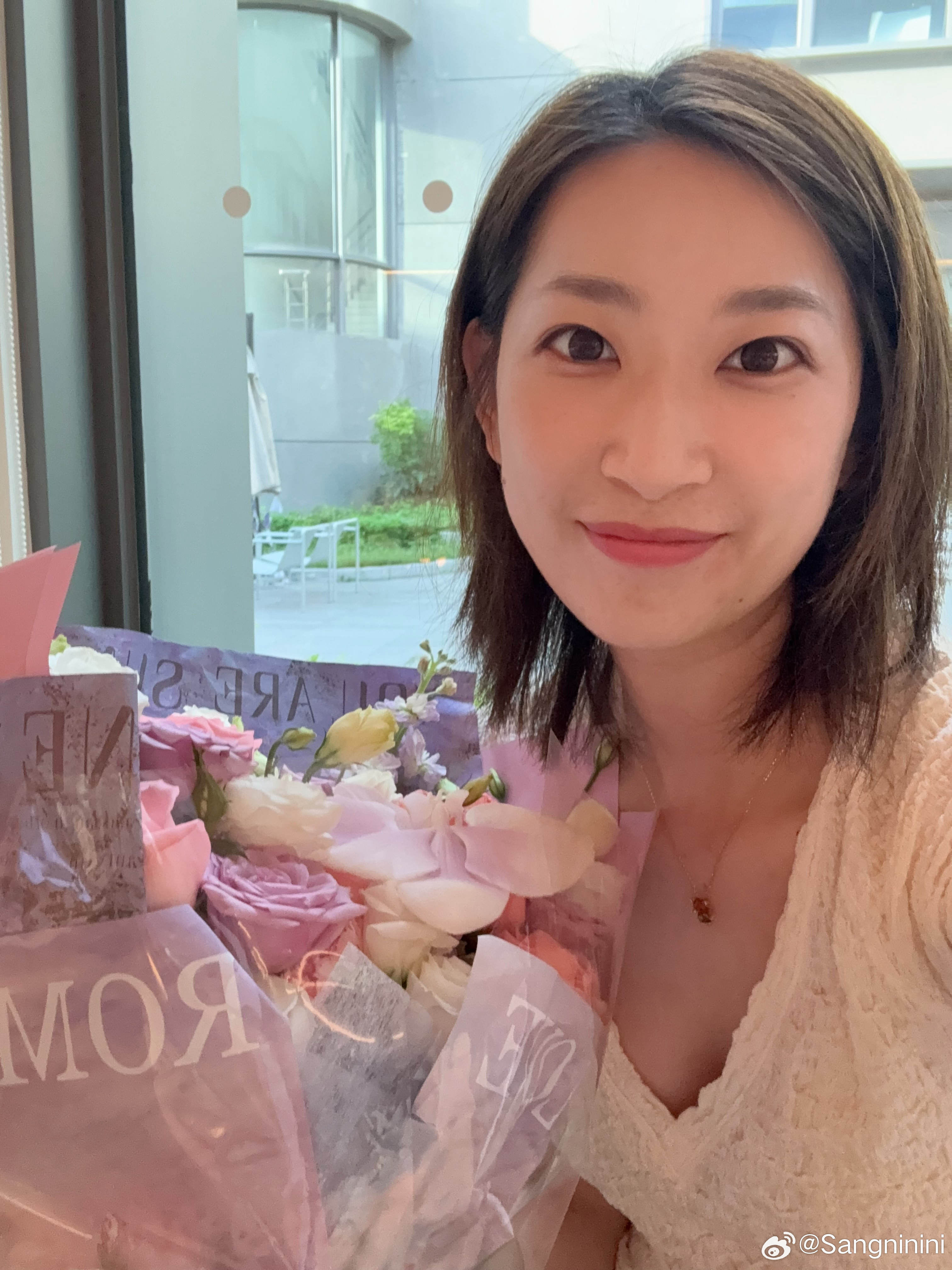 终于喜提蔚来ES8🎉期待很久，顺利完成提车！对比多款车型之后选择了ES8，外观大气，车内空间宽敞，