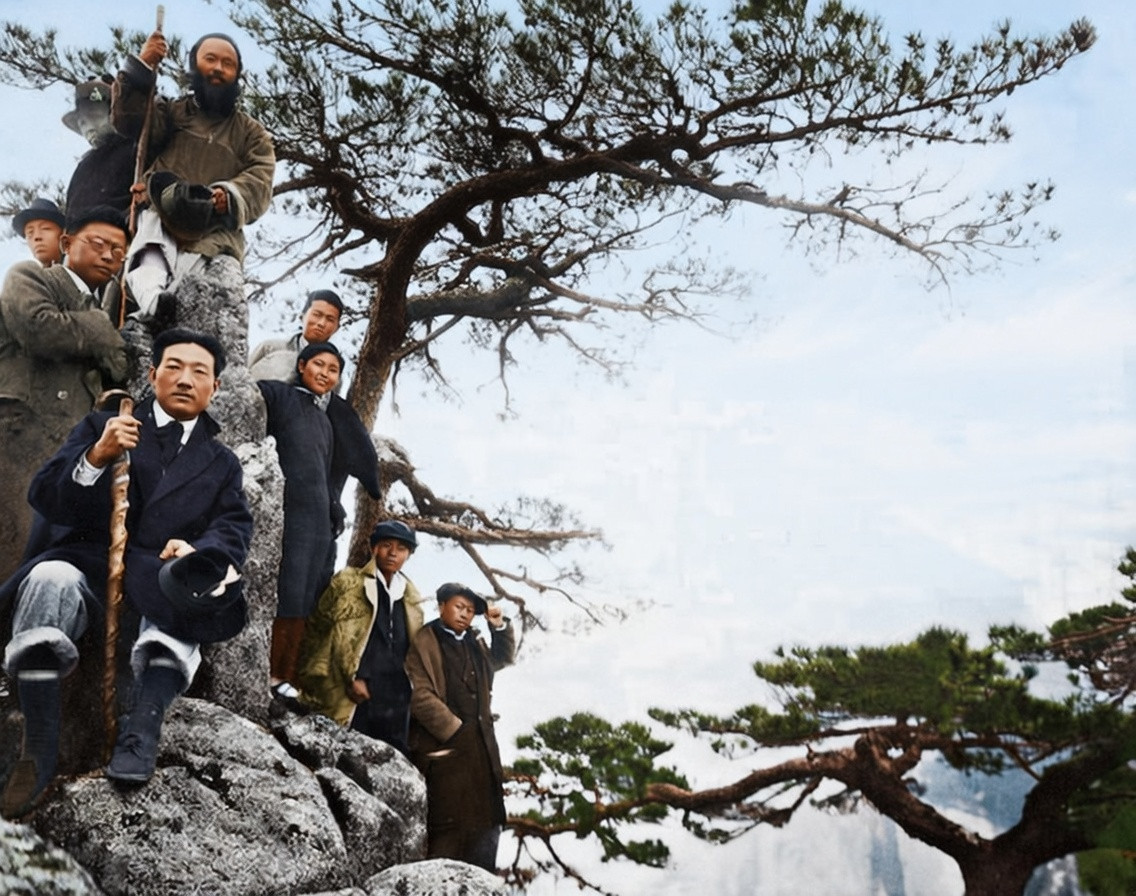 这张照片，记录了1936年春，中国近现代画坛的两位巨匠——徐悲鸿与张大千，在黄山