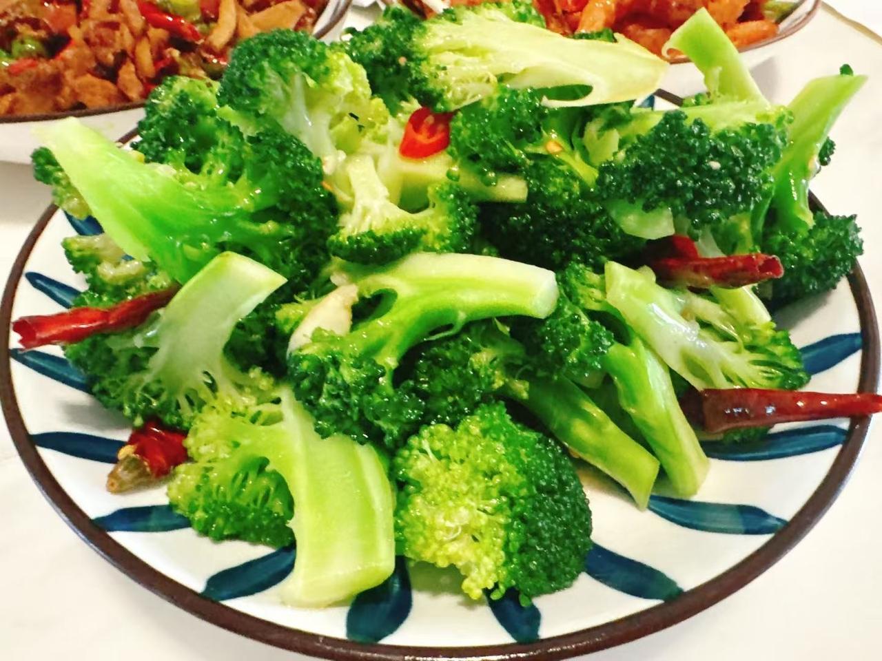 西兰花这个东西我觉得炒五花肉最好吃而且一定要爆炒，多放油，五花肉切大块一点