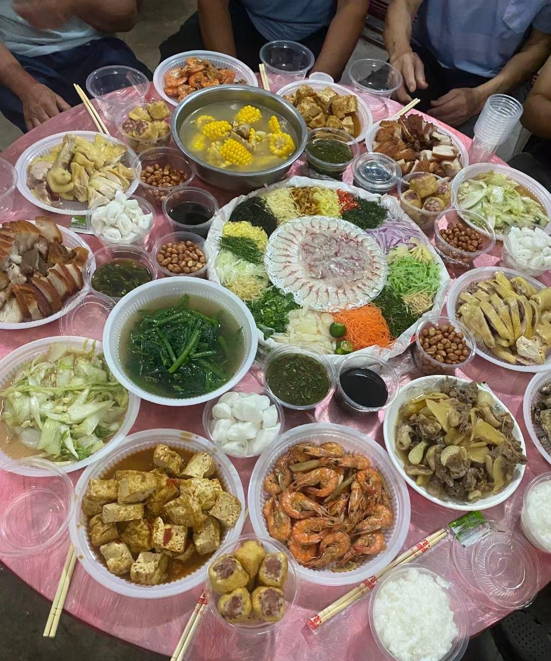 这是哪里的菜系？有人知道吗？好想吃中间那盘😯