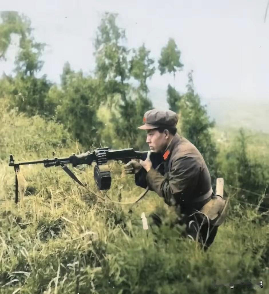 这名正在射击的战士应该是一名班长或者副班长，他手中是56式班用轻机枪，由于该枪没
