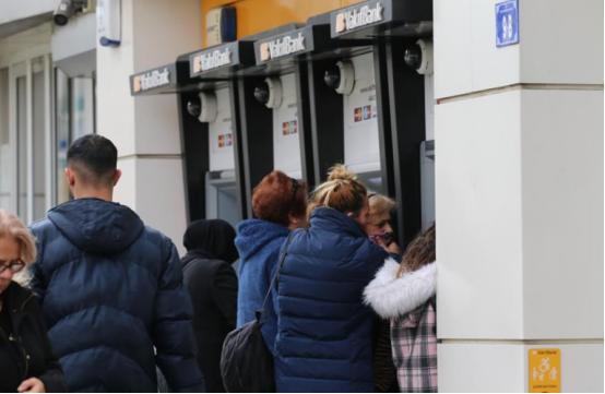 炸了！最近全球各个国家的央行，像是约好了一样，全都在疯狂甩卖美国国债，下手那叫一