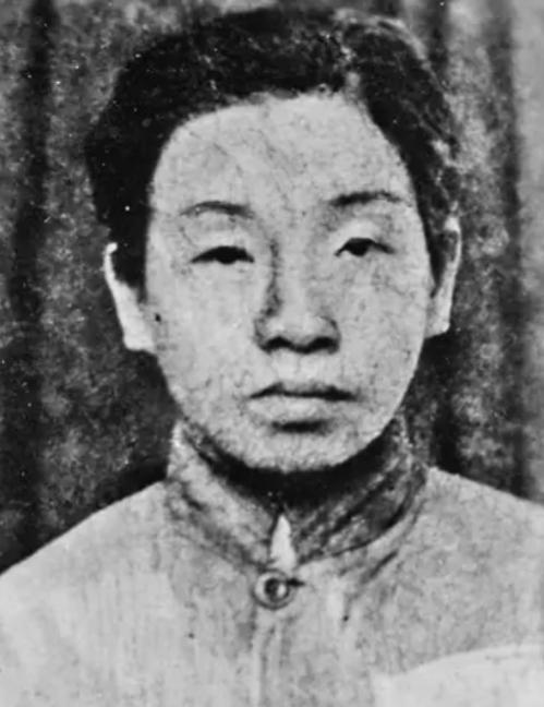 渣滓洞监狱中，特务给女共产党员邓惠中上老虎凳时，无意中碰了一下她的脚底板，邓惠中