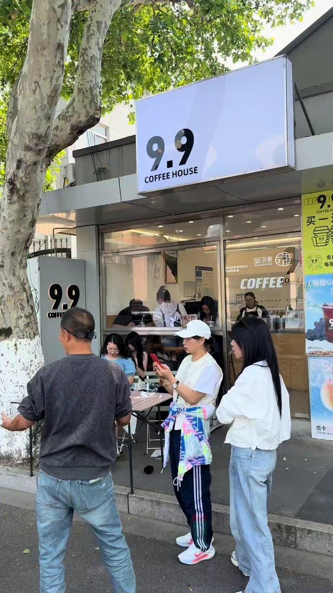 9.9元平价独立咖啡店，有人闷声赚大钱，也有人不看好长期发展。老板只开自营