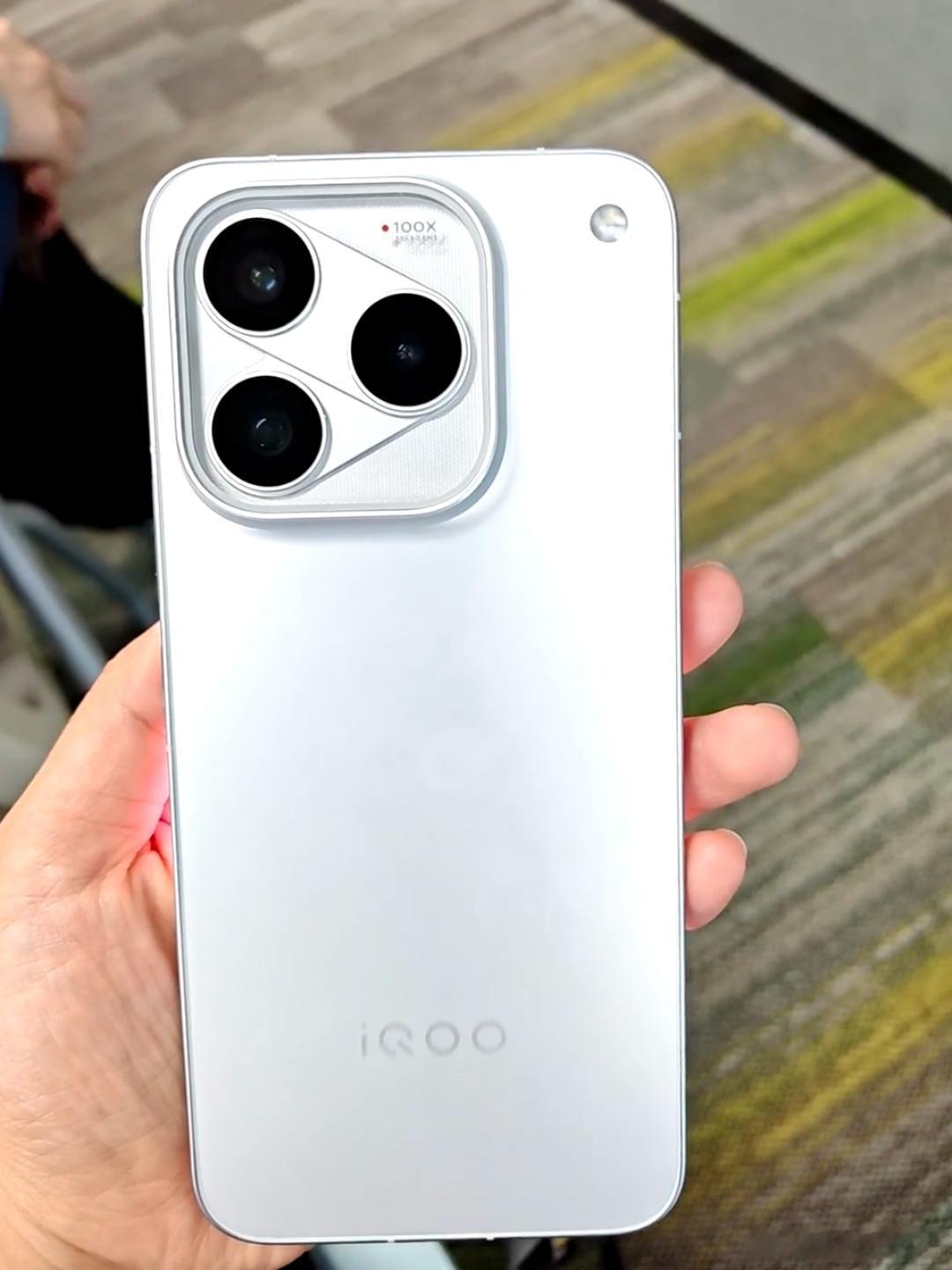 iQOO16咋评价呢，这设计有点太画蛇添足了，既然都这么像了，何不大胆点，搞什么