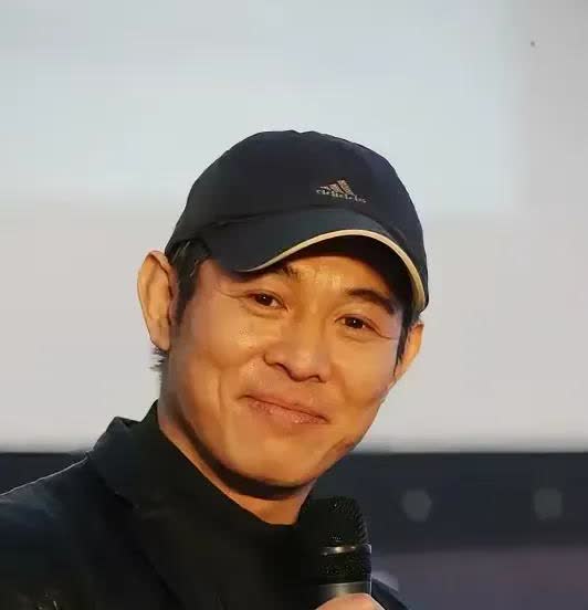 李连杰和他的四个女儿，他与前任生了两个女儿，现任也生了两千女儿，但对于四个女