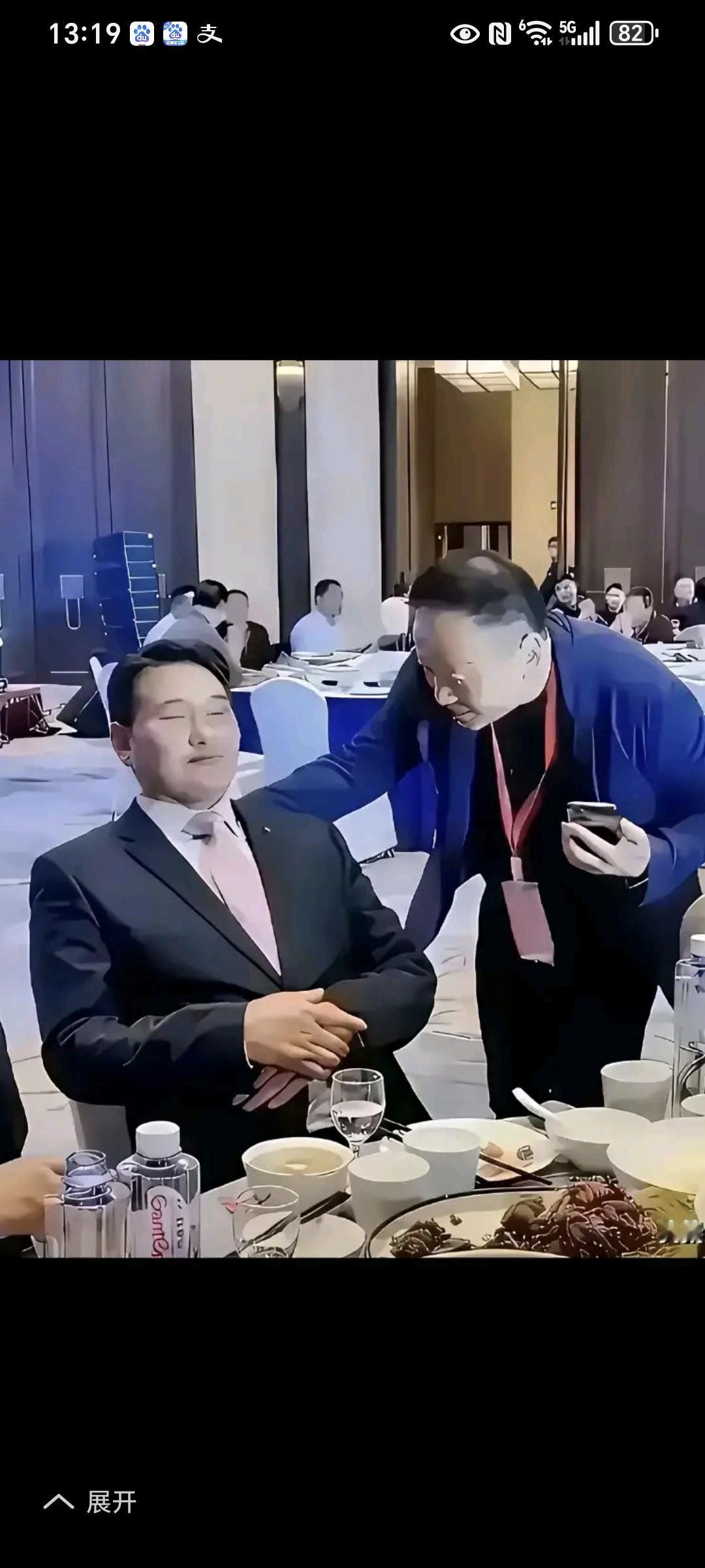 ​朱之文这般派头，究竟是在演戏，还是真实生活的写照？这身打扮，这派头，不像唱歌