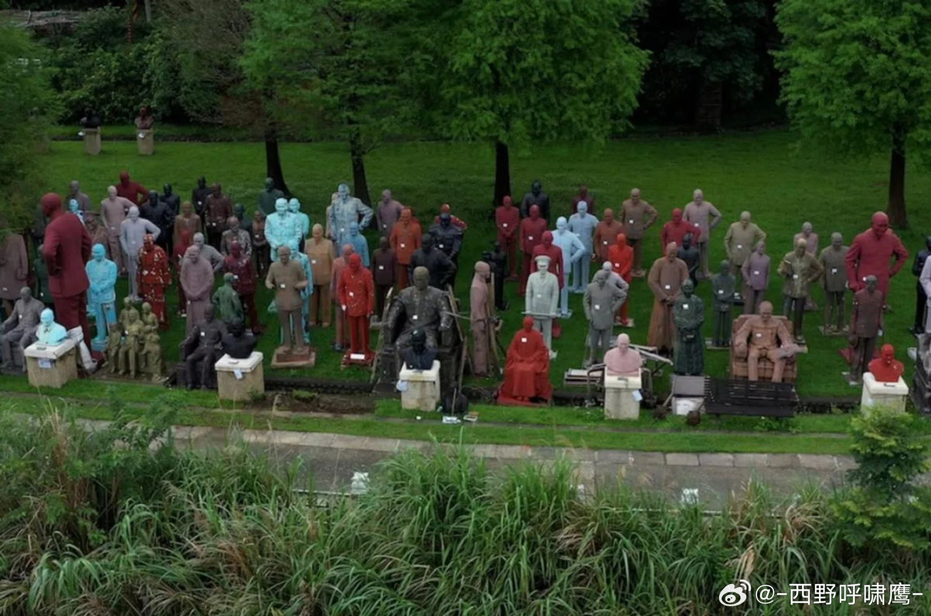 台湾陆续拆除700多座蒋介石的雕像，集中放在一个公园里