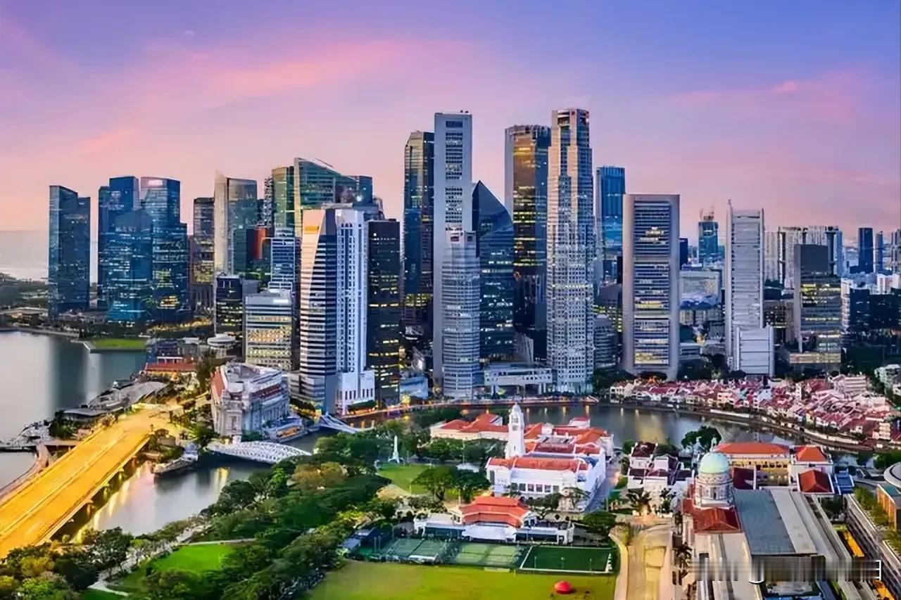 短短五年，香港和新加坡的经济差距被拉开了一大截，2019年香港GDP3660亿美