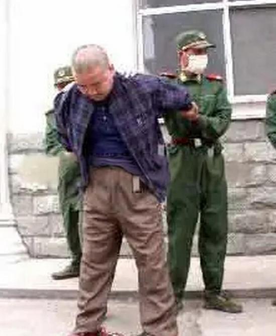 2003年，曾经在河南许昌地区为非作歹的“黑老大”梁胜利终于迎来了他的报应，被执